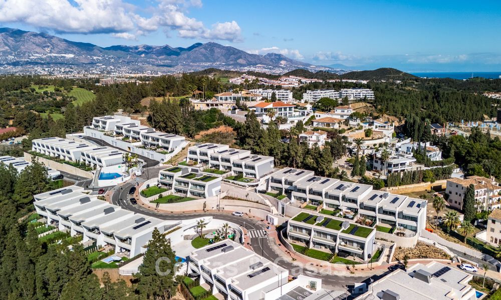 Villa en rangée de conception moderniste avec vue sur la mer à vendre dans un complexe de premier plan à Mijas Costa, Costa del Sol 777839