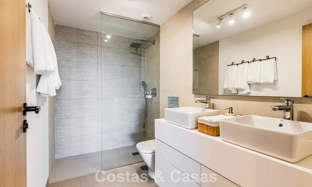 Villa en rangée de conception moderniste avec vue sur la mer à vendre dans un complexe de premier plan à Mijas Costa, Costa del Sol 777842