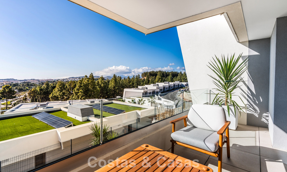 Villa en rangée de conception moderniste avec vue sur la mer à vendre dans un complexe de premier plan à Mijas Costa, Costa del Sol 777847