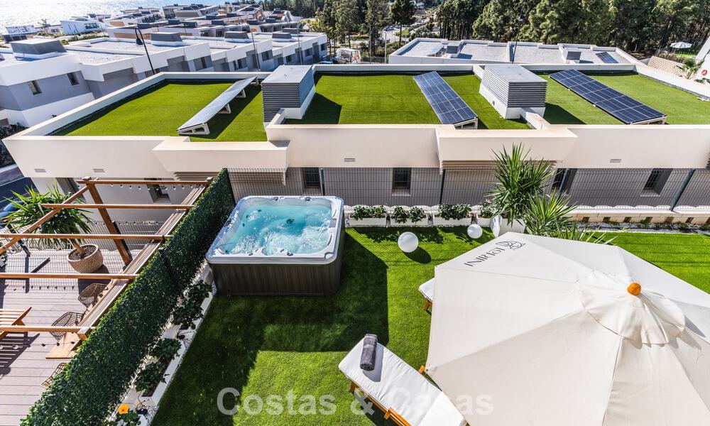 Villa en rangée de conception moderniste avec vue sur la mer à vendre dans un complexe de premier plan à Mijas Costa, Costa del Sol 777848