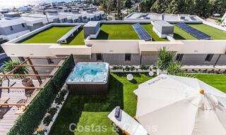 Villa en rangée de conception moderniste avec vue sur la mer à vendre dans un complexe de premier plan à Mijas Costa, Costa del Sol 777848 