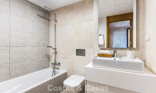 Villa en rangée de conception moderniste avec vue sur la mer à vendre dans un complexe de premier plan à Mijas Costa, Costa del Sol 777853 