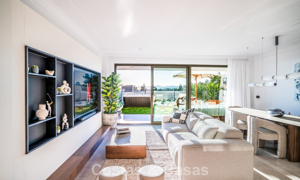 Villa en rangée de conception moderniste avec vue sur la mer à vendre dans un complexe de premier plan à Mijas Costa, Costa del Sol 777856