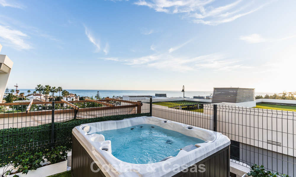 Villa en rangée de conception moderniste avec vue sur la mer à vendre dans un complexe de premier plan à Mijas Costa, Costa del Sol 777864