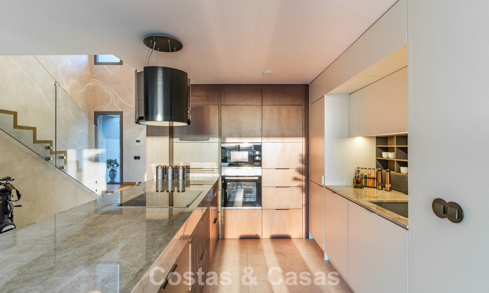 Villa en rangée de conception moderniste avec vue sur la mer à vendre dans un complexe de premier plan à Mijas Costa, Costa del Sol 777873