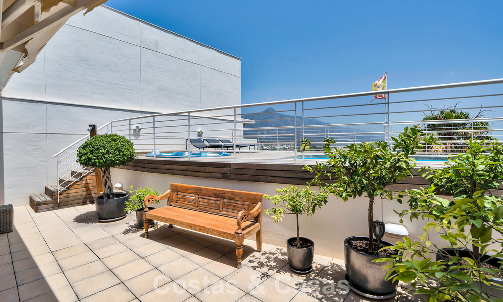 Luxueux penthouse en duplex avec piscine privée à vendre dans la Vallée du Golf de Nueva Andalucia, Marbella 777919