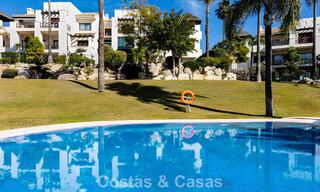 Appartement prêt à emménager à vendre avec grand jardin et vue sur la mer dans une résidence fermée à Benahavis - Marbella 777925 