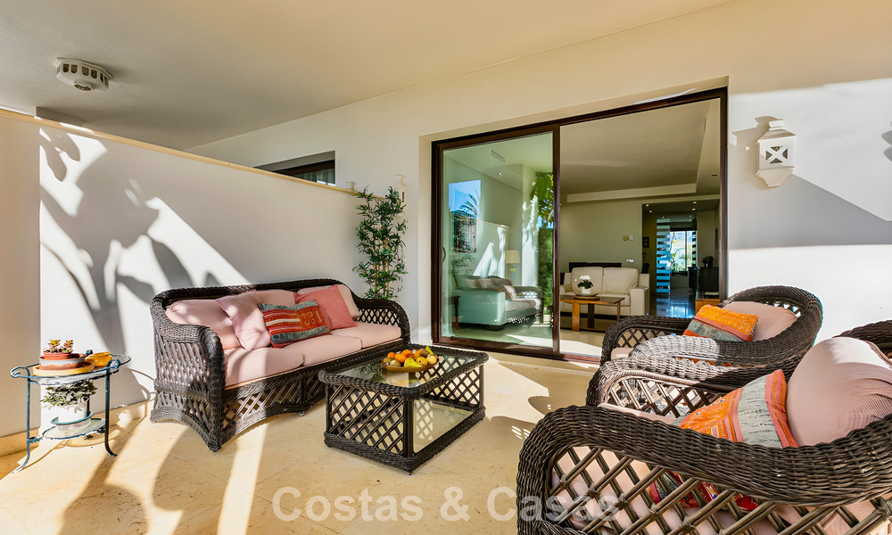 Appartement prêt à emménager à vendre avec grand jardin et vue sur la mer dans une résidence fermée à Benahavis - Marbella 777927