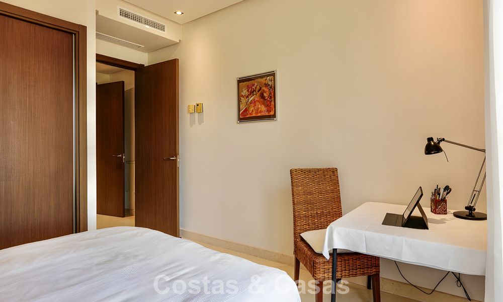 Appartement prêt à emménager à vendre avec grand jardin et vue sur la mer dans une résidence fermée à Benahavis - Marbella 777929