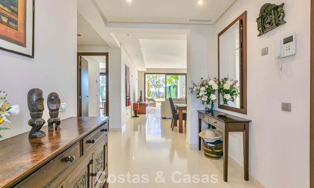 Appartement prêt à emménager à vendre avec grand jardin et vue sur la mer dans une résidence fermée à Benahavis - Marbella 777931