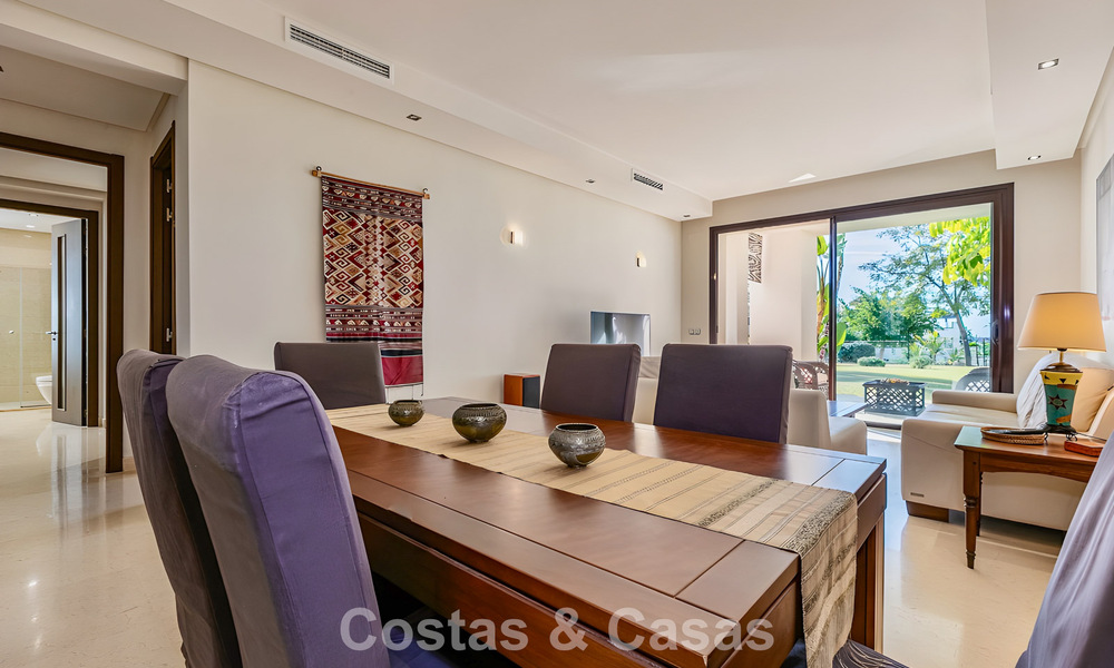 Appartement prêt à emménager à vendre avec grand jardin et vue sur la mer dans une résidence fermée à Benahavis - Marbella 777933