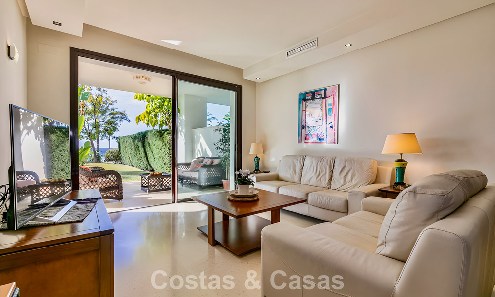 Appartement prêt à emménager à vendre avec grand jardin et vue sur la mer dans une résidence fermée à Benahavis - Marbella 777934