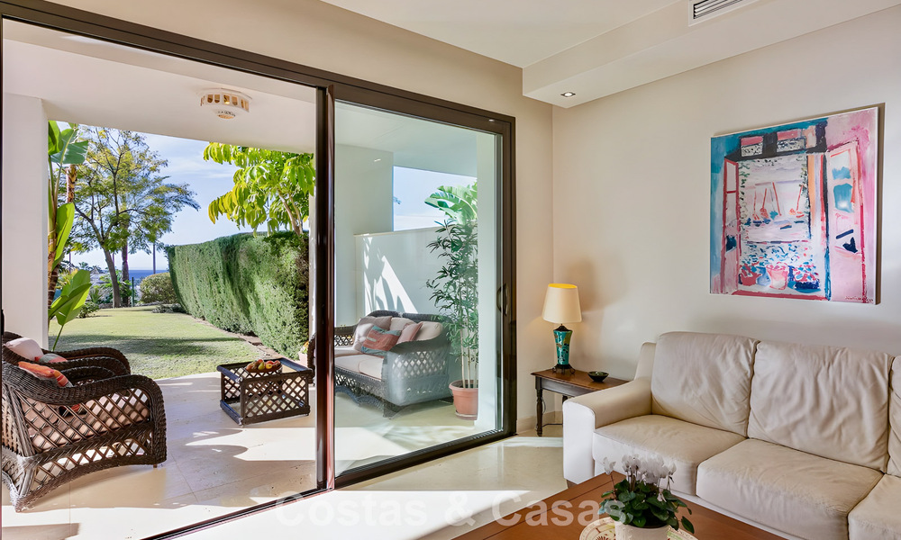 Appartement prêt à emménager à vendre avec grand jardin et vue sur la mer dans une résidence fermée à Benahavis - Marbella 777936