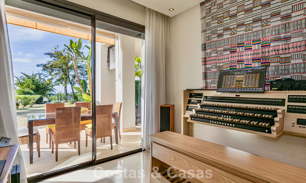 Appartement prêt à emménager à vendre avec grand jardin et vue sur la mer dans une résidence fermée à Benahavis - Marbella 777938