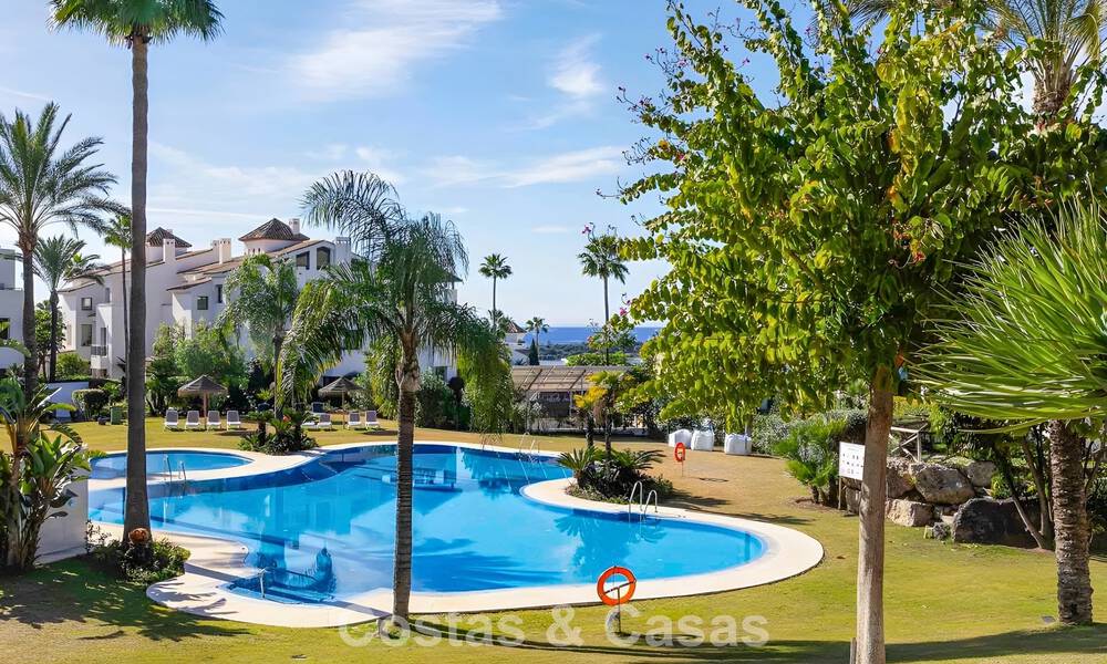 Appartement prêt à emménager à vendre avec grand jardin et vue sur la mer dans une résidence fermée à Benahavis - Marbella 777941