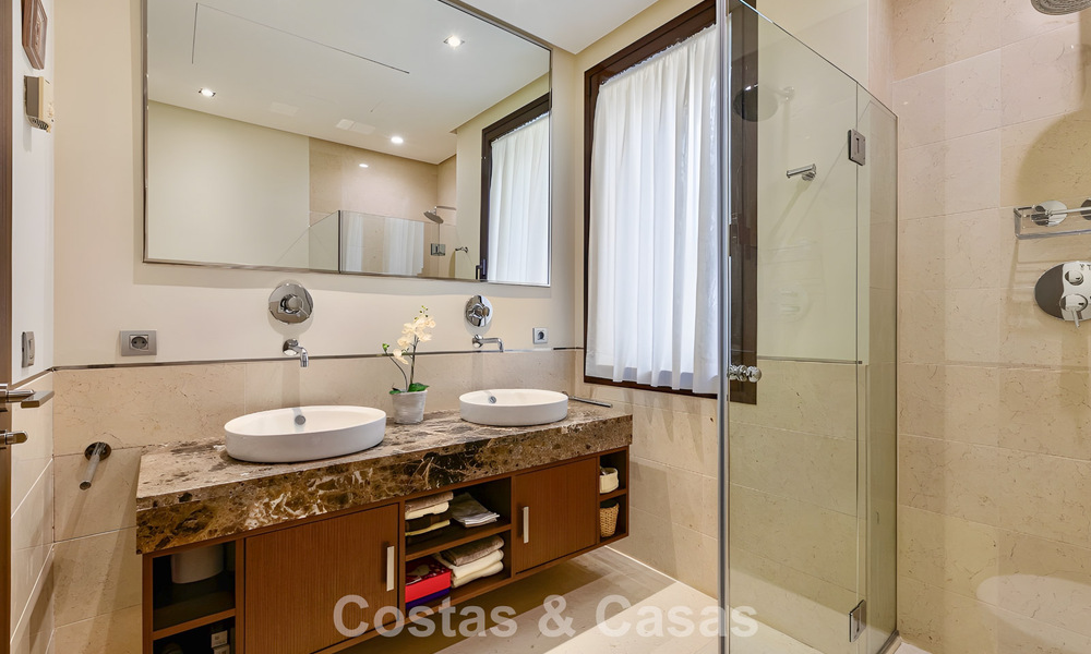 Appartement prêt à emménager à vendre avec grand jardin et vue sur la mer dans une résidence fermée à Benahavis - Marbella 777942