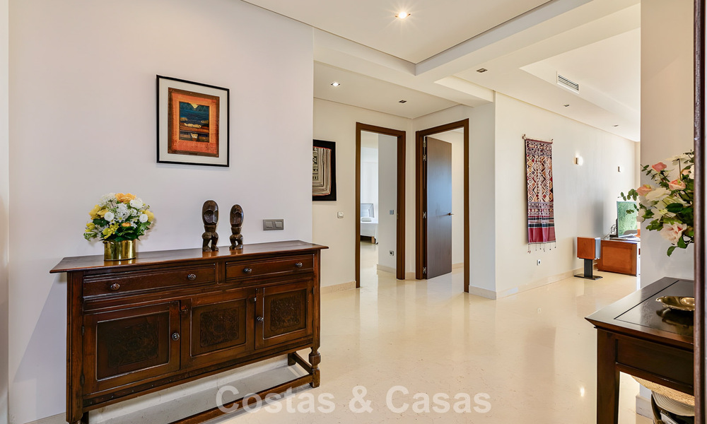 Appartement prêt à emménager à vendre avec grand jardin et vue sur la mer dans une résidence fermée à Benahavis - Marbella 777943