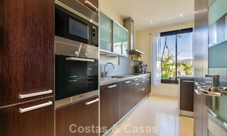 Appartement prêt à emménager à vendre avec grand jardin et vue sur la mer dans une résidence fermée à Benahavis - Marbella 777944 