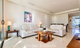 Appartement prêt à emménager à vendre avec grand jardin et vue sur la mer dans une résidence fermée à Benahavis - Marbella 777945 