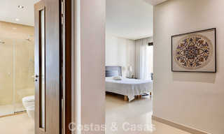 Appartement prêt à emménager à vendre avec grand jardin et vue sur la mer dans une résidence fermée à Benahavis - Marbella 777946 