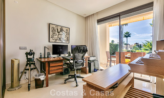 Appartement prêt à emménager à vendre avec grand jardin et vue sur la mer dans une résidence fermée à Benahavis - Marbella 777948 