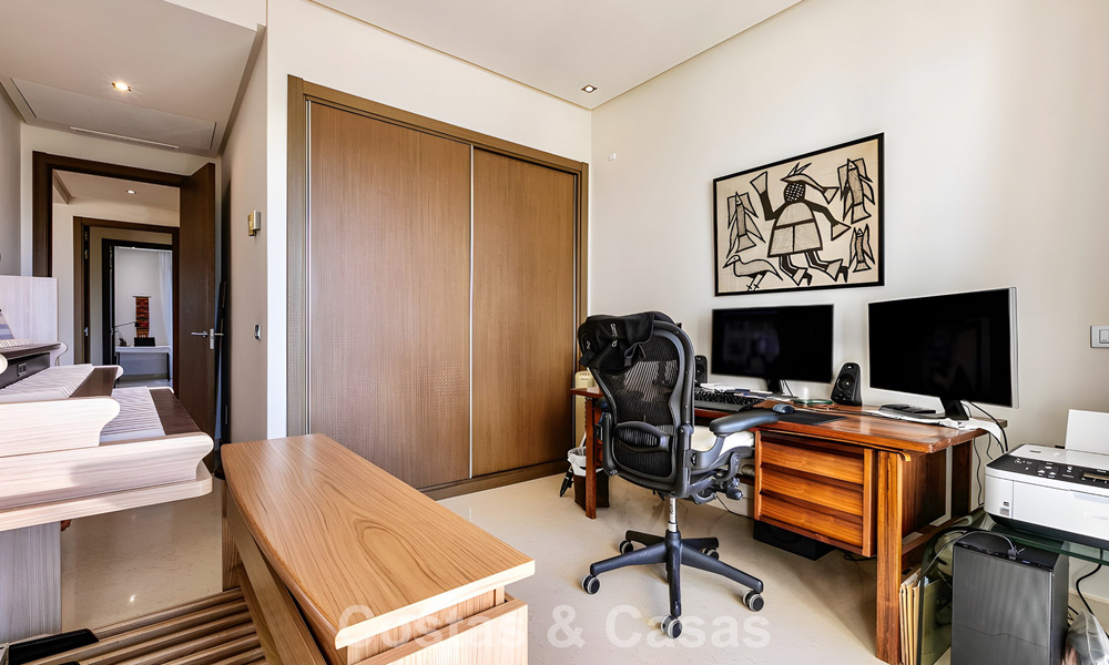 Appartement prêt à emménager à vendre avec grand jardin et vue sur la mer dans une résidence fermée à Benahavis - Marbella 777949