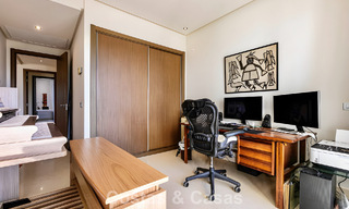 Appartement prêt à emménager à vendre avec grand jardin et vue sur la mer dans une résidence fermée à Benahavis - Marbella 777949 