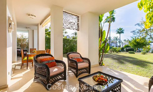 Appartement prêt à emménager à vendre avec grand jardin et vue sur la mer dans une résidence fermée à Benahavis - Marbella 777950