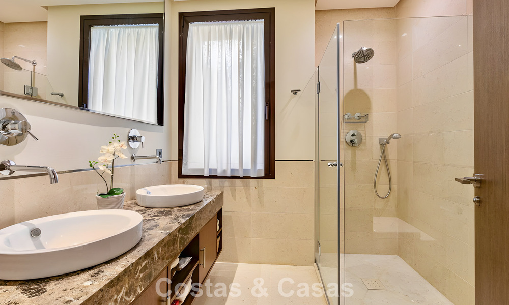 Appartement prêt à emménager à vendre avec grand jardin et vue sur la mer dans une résidence fermée à Benahavis - Marbella 777952