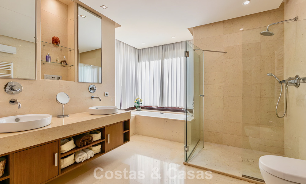 Appartement prêt à emménager à vendre avec grand jardin et vue sur la mer dans une résidence fermée à Benahavis - Marbella 777955