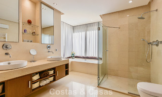 Appartement prêt à emménager à vendre avec grand jardin et vue sur la mer dans une résidence fermée à Benahavis - Marbella 777955 