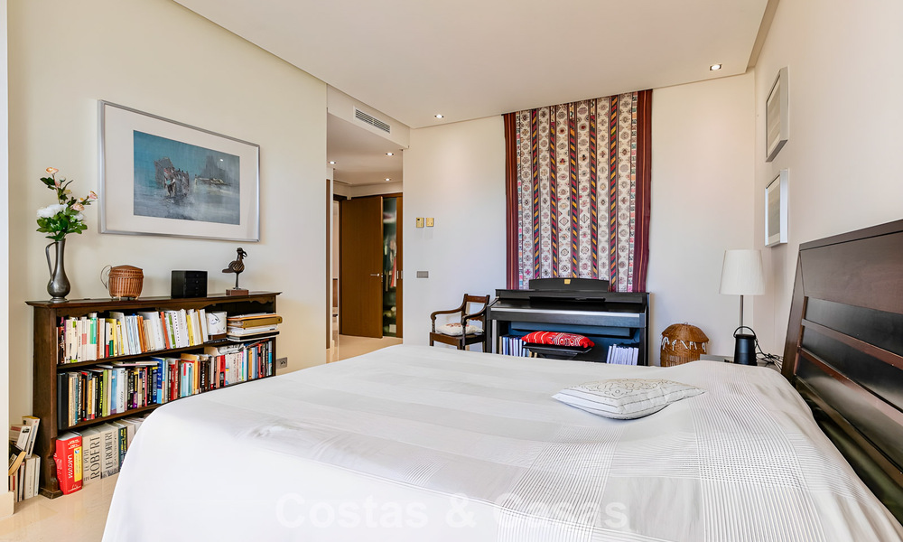 Appartement prêt à emménager à vendre avec grand jardin et vue sur la mer dans une résidence fermée à Benahavis - Marbella 777957