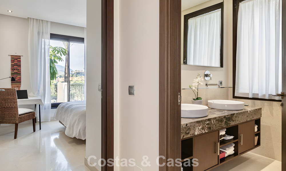 Appartement prêt à emménager à vendre avec grand jardin et vue sur la mer dans une résidence fermée à Benahavis - Marbella 777958