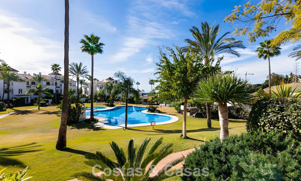Appartement prêt à emménager à vendre avec grand jardin et vue sur la mer dans une résidence fermée à Benahavis - Marbella 777959