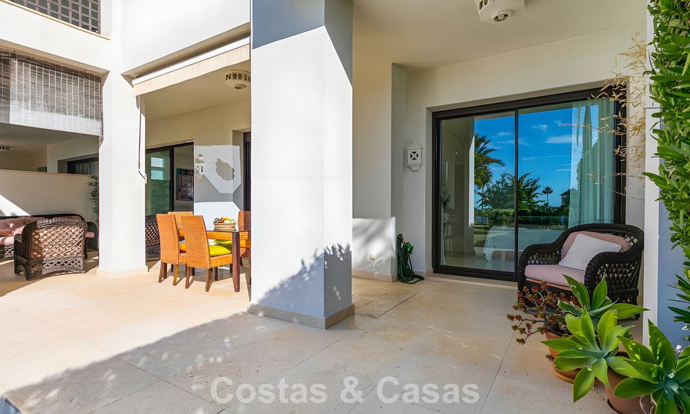 Appartement prêt à emménager à vendre avec grand jardin et vue sur la mer dans une résidence fermée à Benahavis - Marbella 777962