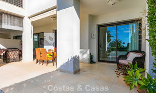 Appartement prêt à emménager à vendre avec grand jardin et vue sur la mer dans une résidence fermée à Benahavis - Marbella 777962 