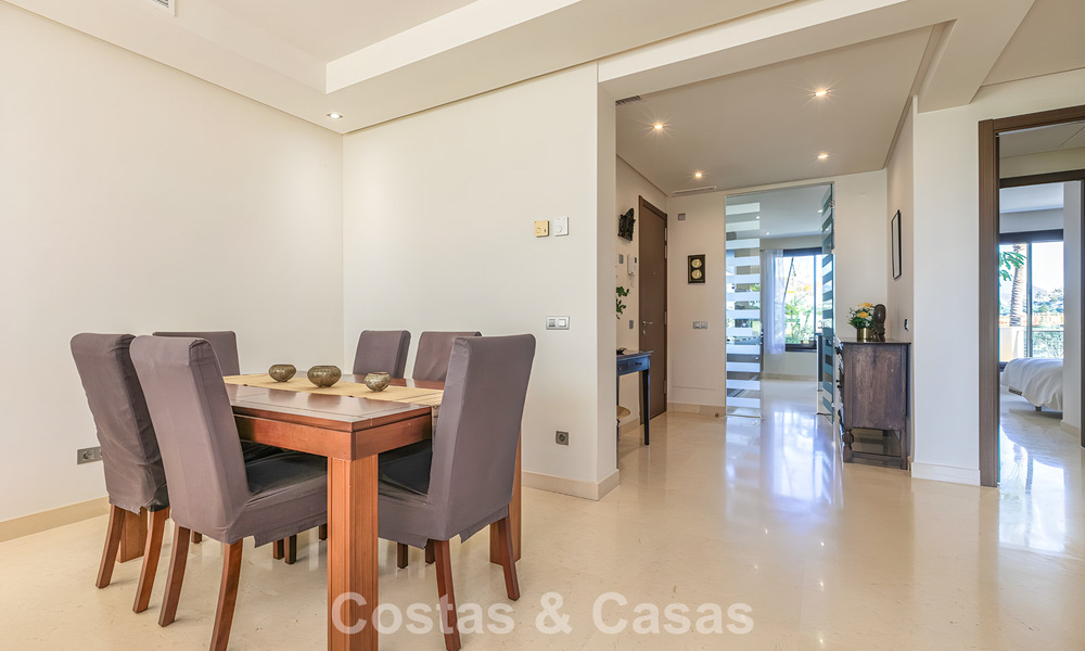 Appartement prêt à emménager à vendre avec grand jardin et vue sur la mer dans une résidence fermée à Benahavis - Marbella 777965