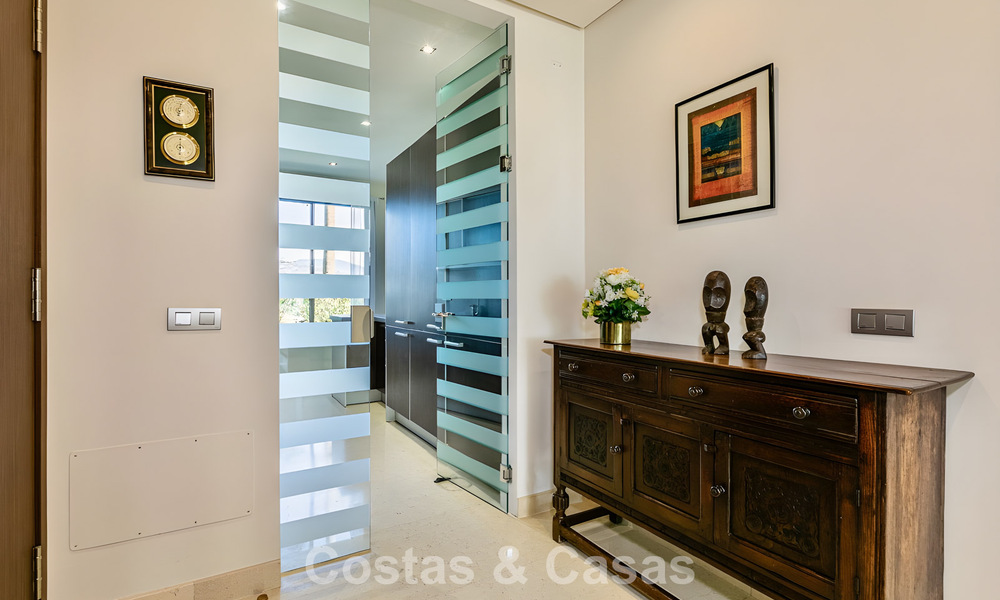 Appartement prêt à emménager à vendre avec grand jardin et vue sur la mer dans une résidence fermée à Benahavis - Marbella 777966