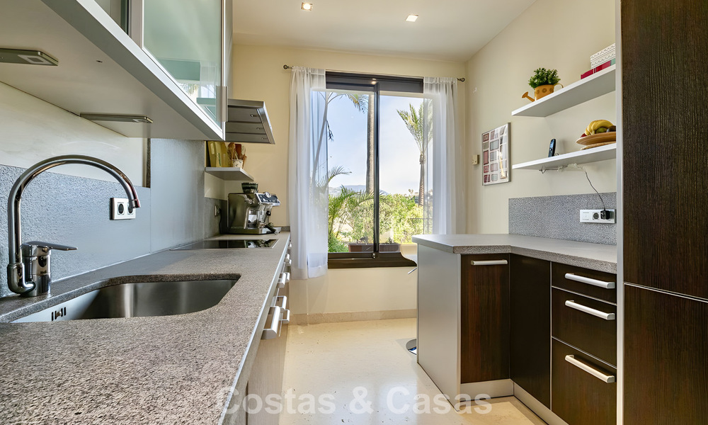 Appartement prêt à emménager à vendre avec grand jardin et vue sur la mer dans une résidence fermée à Benahavis - Marbella 777967