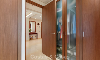 Appartement prêt à emménager à vendre avec grand jardin et vue sur la mer dans une résidence fermée à Benahavis - Marbella 777969 