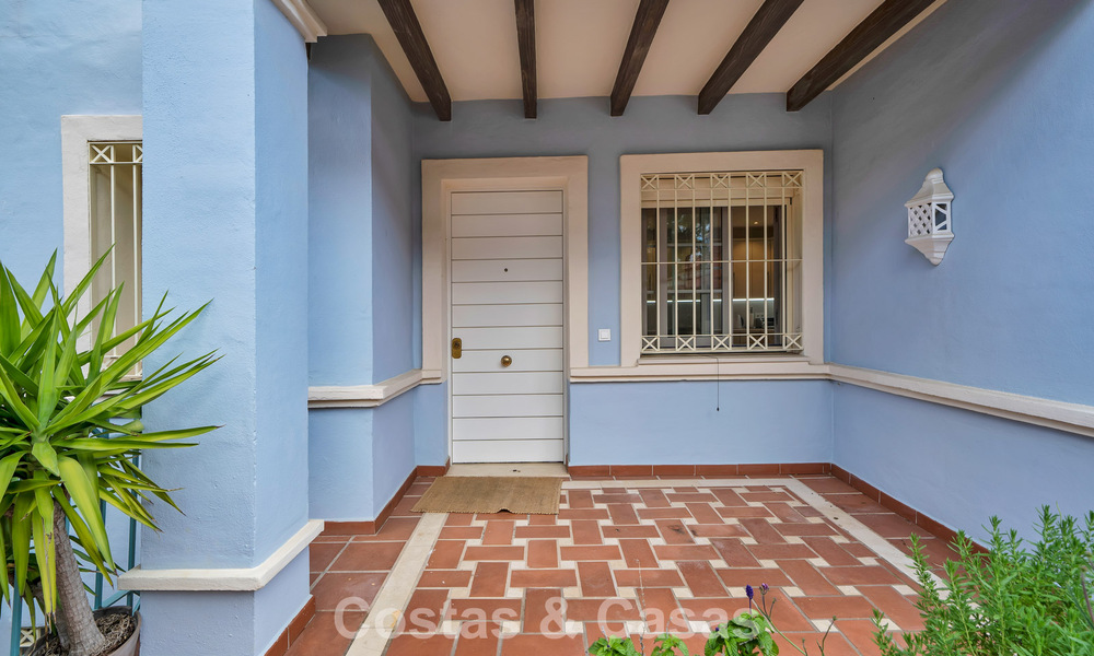 Charmante villa jumelée à vendre à quelques mètres de la plage près de Puerto Banus, Marbella 777970
