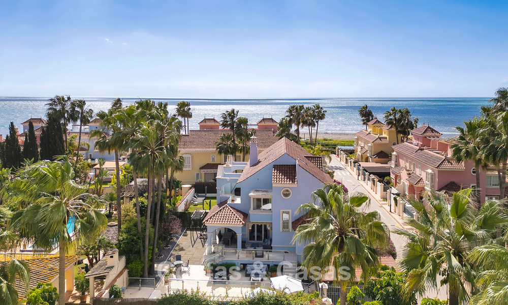 Charmante villa jumelée à vendre à quelques mètres de la plage près de Puerto Banus, Marbella 777971