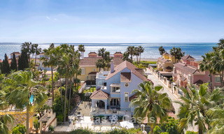 Charmante villa jumelée à vendre à quelques mètres de la plage près de Puerto Banus, Marbella 777971 