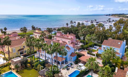 Charmante villa jumelée à vendre à quelques mètres de la plage près de Puerto Banus, Marbella 777972