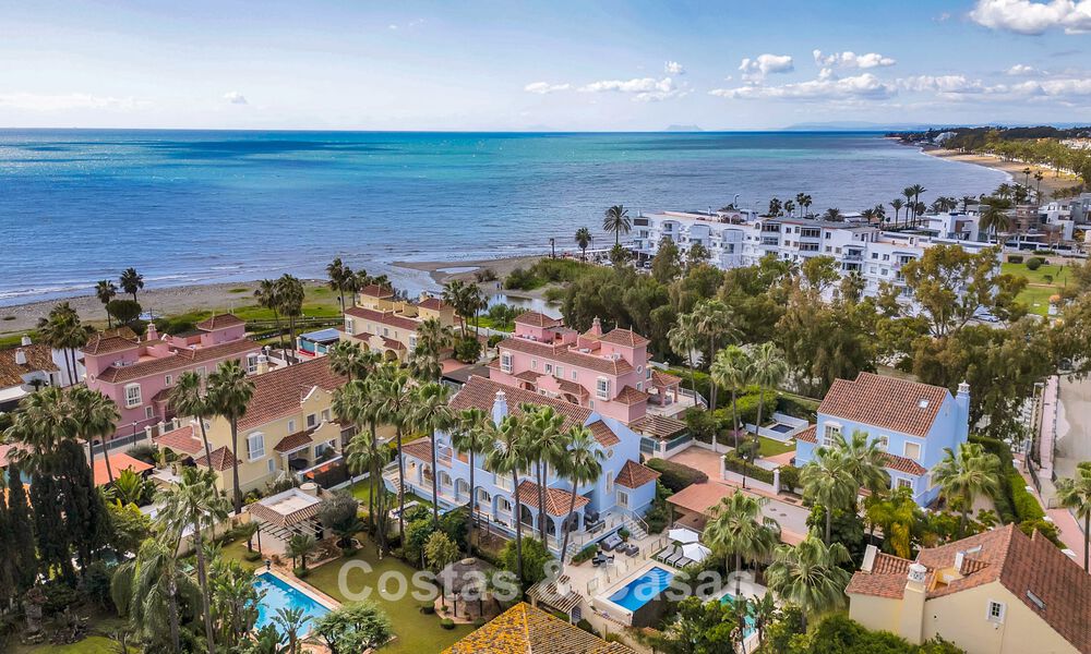 Charmante villa jumelée à vendre à quelques mètres de la plage près de Puerto Banus, Marbella 777973
