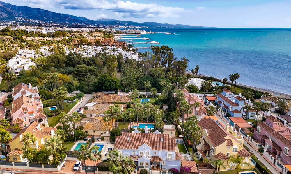 Charmante villa jumelée à vendre à quelques mètres de la plage près de Puerto Banus, Marbella 777975