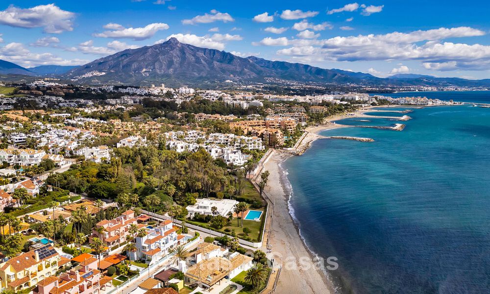Charmante villa jumelée à vendre à quelques mètres de la plage près de Puerto Banus, Marbella 777976