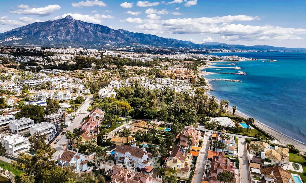 Charmante villa jumelée à vendre à quelques mètres de la plage près de Puerto Banus, Marbella 777977