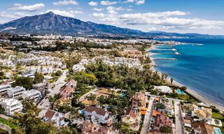 Charmante villa jumelée à vendre à quelques mètres de la plage près de Puerto Banus, Marbella 777977 