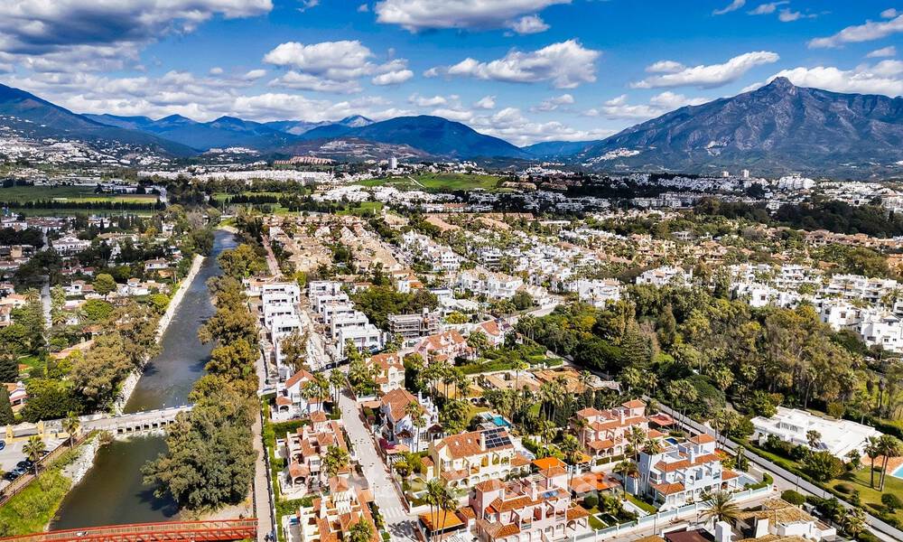 Charmante villa jumelée à vendre à quelques mètres de la plage près de Puerto Banus, Marbella 777978